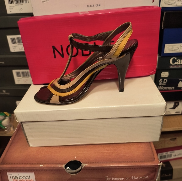 Ladies stylish fashion heels Special Price $40 size 37 new in the box. - Picture 2 of 3